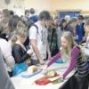 Realschüler aus Wertingen organisierten mit einer Kuchenaktion Geld für Straßenkinder in der Ukraine. 
