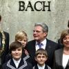 Bundespräsident Joachim Gauck (M), seine Lebensgefährtin Daniela Schadt, Leipzigs Oberbürgermeister Burkhard Jung und Thomaner vor dem Bach-Denkmal. Foto: Jan Woitas dpa