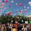 Kreativer Protest: In Kissing demonstrierten am Samstag viele Menschen gegen einen Wahlkampfauftritt von AfD-Rechtsaußen Björn Höcke.