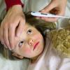 Bei Kleinkindern greift das RS-Virus um sich. Das kann sich durch hohes Fieber und Keuchhusten äußern.