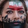 Eine Frau mit bemaltem Gesicht demonstriert in Barcelona gegen das iranische Regime. Rund 300 Menschen hatten sich in Barcelona versammelt, um für die Rechte der Frauen im Iran zu demonstrieren.