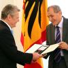Kazim Erdogan hat 2012 das Bundesverdienstkreuz erhalten. Das Foto zeigt ihn bei der Verleihung neben dem damaligen Bundespräsidenten Joachim Gauck.