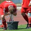 Auch beim Spiel des SV Mering II gegen des TSV Merching am Sonntag haben es die Spieler bei den hohen Temperaturen nicht leicht gehabt. Ein Eimer Wasser war da zur Abkühlung genau das Richtige. 	