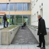 Josef Koppold, der Behindertenbeauftragte des Landkreises, testet die neue Rampe zum Eingang der Mittelschule in Kissing.