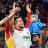 Raul Bobadilla jubelt nach dem Erfolg gegen Bremen zusammen mit seinem Sohn.