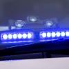 Die Polizei sucht Zeugen, nachdem ein Unbekannter in Lauingen die Scheibe eines Autos eingeschlagen hat.