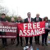 Vor einem Londoner Gefängnis fordern Aktivisten die Freilassung von Wikileaks-Gründer Julian Assange. Unter ihnen ist auch Assanges Vater John Shipton (dritter von rechts).