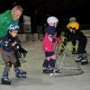 Übungsleiter Helmut Bader hilft den Kindern bei der neuen Eislaufschule in Senden beim ersten Kontakt mit der Eisfläche. 