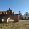 Das Bild zeigt den ehemaligen Gutshof Klosterzimmern: im Vordergrund das Tor von ca. 1530 sowie im Hintergrund die ehemalige Klosterkirche und das Amtshaus. 