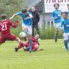 Mit einem 2:1-Sieg beim SV Egg an der Günz eroberte der SV Cosmos Aystetten Platz zwei. Fabian Krug kann hier vor Manuel Schedl (am Boden) und Jonas Walter den Ball aus der Gefahrenzone schlagen. Beobachtet wird er dabei von Patrick Wurm, Pascal Mader und Maximilian Heckel. Foto: Siegfried Rebhahn