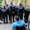 Polizisten beobachten eine Anti-G20-Demo in Hamburg-Harburg. Das Treffen in der Hansestadt wird für die Sicherheitskräfte zur großen Herausforderung.