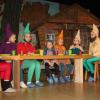 Kindertheater Untermeitingen: Die sieben Zwerge müssen sich beraten.