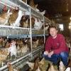 Andreas Kratzer in seinem Hühnerstall mit Bodenhaltung in Gablingen
