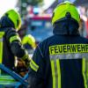 Die Freiwillige Feuerwehr aus Adelsried musste am Donnerstagabend zu einem Brand auf einem Feld ausrücken. 