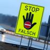 Warnschilder sollen verhindern, dass Autofahrer auf die Gegenspur geraten. Dennoch gibt es in Bayern überdurchschnittlich viele Geisterfahrer.