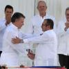 Handschlag: Präsident Juan Manuel Santos (l.) und der Farc-Führer Rodrigo Londono Echeverri alias "Timochenko" beim Friedensschluss vor knapp zwei Wochen.