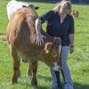 Christine Festner aus Wolfgrub und der Ochse Nini. Die 36-Jährige bietet auf der Festner-Ranch unter dem Stichwort „Soziale Landwirtschaft“ seit Kurzem auch Therapien mit Tieren an. 	