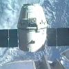 Der Sreenshot zeigt, wie der Weltraumtransporter «Dragon» von der Internationalen Raumstation ISS abgetrennt wird. Foto: NASA TV dpa