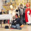 Die Kommunionkinder spielten in der Pfarrkirche eine Geschichte vom heiligen Nikolaus, dem Kirchenpatron in Binswangen. 