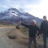 Dieter Münderlein (links) und Philipp Hübner auf ihrer jüngsten Reise vor dem über 6300 Meter hohen Chimborazo in Equador.