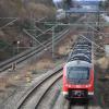 Auf der Strecke München-Lindau geht es in Richtung Elektrifizierung: Am Memminger Bahnhof ist die Oberleitung bereits installiert. 