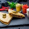 Quesadillas mit Rindfleisch vom Grill mit Guacamole und Sour Cream.