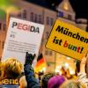 Mehr Gegendemonstranten als Pegida-Anhänger: Auf dem Odeonsplatz in München kam es zu keinen größeren Ausschreitungen. Die Polizei spricht von einer ruhigen Demonstration. Archivbild