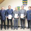 Ehrungen bei der Feuerwehr Daiting (von links): Kommandant Jürgen Süss, Vorsitzender Georg Färber, Armin Mayr, Ulrich Sommer senior, Helmut Treffer, Kreisbrandmeister Martin Aurnhammer und Bürgermeister Johann Roßkopf.  