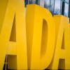 Der Schriftzug des Automobilclubs ADAC steht vor dem Gebäude am Sitz des ADAC-Nordbayern.