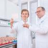 Prof. Dr. Sarah Schott und Prof. Dr. Christof Sohn von der Universitäts-Frauenklinik Heidelberg stellen den von ihnen entwickelten Bluttest zur Erkennung von Brustkrebs vor. 