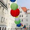 Auch in der Augsburger Altstadt setzen Lampions bunte Farbtupfer. 	
