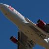 Eine modifizierte Boeing 747 der Firma «Virgin Orbit» des britischen Unternehmers Branson mit einer Rakete unter einer Tragfläche.