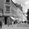 Das Foto links zeigt einen Blick auf die Kneippstraße mit dem Matzberger und Sebastianeum in den 1950er-Jahren. Rechts die Kathreinerstraße in den 1960er-Jahren mit Büchele-Viehtrieb und Café Fischer. 