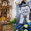 Ein Bild des ehemaligen bayerischen Ministerpräsidenten Franz Josef Strauß steht vor Beginn eines Gedenkgottesdienstes in der Pfarrkirche in Rott am Inn.