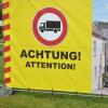 Mit diesem Transparent an der B25 will die Stadt Harburg während der Sperrung verhindern, dass Lkw-Fahrer trotz Durchfahrtverbot das historische Zentrum ansteuern. 