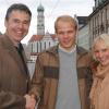 Der damalige Manager Andreas Rettig präsentiert Neuzugang Tobias Werner aus Jena mit Freundin Chris in Augsburg. (Archiv)