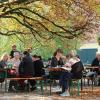 Im herbstlich angehauchten Biergarten gibt es Bio-Spanferkel für die Besucher.