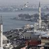 In Istanbul (rechts die Neue Moschee, im Hintergrund der Bosporus) bleiben Touristen und Kongressbesucher wegen der unsicheren politischen Lage aus. 