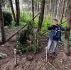 Matteo Schurer in der Anfangsphase seines Wunschprojekts, das mittlerweile schon weiter gediehen ist. Ab 3. Dezember kehrt im Wald in Hinterried Weihnachtszauber ein.