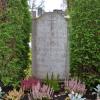 Ein schmaler Grabstein auf dem Gablinger Friedhof erinnert an die vier kleinen Stettenhofener Kinder, die beim Luftangriff auf dem Gablinger Flugplatz 1944 ihr Leben lassen mussten. 
