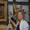 Die Kirchenmalerin Eva Eberwein hat die Merchinger Kirchturmkugel wieder zum Glänzen gebracht. Hier ist sie in ihrer Werkstatt zu sehen.