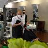 Viele Kunden warten seit Monaten sehnsüchtig auf einen Haarschnitt. Hier dürfen die Haare bei Friseur Lang in Günzburg ab.