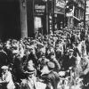 Die Mutter aller Wirtschaftskrisen, die auch von einer schweren Krise des Staatshaushalts begleitet wurde: Tausende verzweifelte Menschen stehen im Juli 1931 vor dem Berliner Postscheckamt, um ihr Guthaben abzuheben.