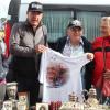 Beim „Bayerischen Flohmarkt“ in Türkheim-Irsingen präsentierte Ludwig Hofmaier ein T-Shirt mit seinem Konterfei und dem Slogan „Bares für Rares“. 