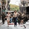 Auf der Flucht: Lena (Emma Watson) und Daniel (Daniel Brühl) geraten während des Militärputschs in die brutalen Straßenkämpfe Santiagos.