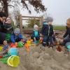 Die Tagesmütter Beatrice Mensch (links) und Janet Jahn mit Kindern auf dem Spielplatz bei Westheim in Richtung Hainhofen.