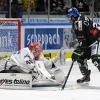 Das erste und einzige Mal ist der Eisbären-Torhüter geschlagen: Der Kanadier Kevin Poulin kann den Puck nicht fangen.