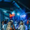 Kurze Abkühlung im Freien. Zur Revival-Party kamen über 1000 Gäste in die Diskothek Sommerkeller bei Igling.