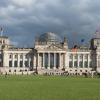 Berliner Reichstagsgebäude: Jetzt soll der zweitdienstälteste Abgeordnete die erste turbulente Bundestagssitzung über die Bühne bringen.  	