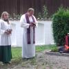 Im gemeinsamen Gebet mit Pfarrer Krammer (Bild Mitte) gedachten die Mitglieder und Freunde der Ortsgruppe Herbertshofen der Sudetendeutschen Landsmannschaft den Verstorbenen. 	